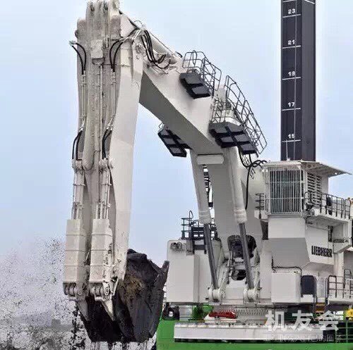 在海上施工的巨无霸，这挖掘机真的超级霸气啊！！