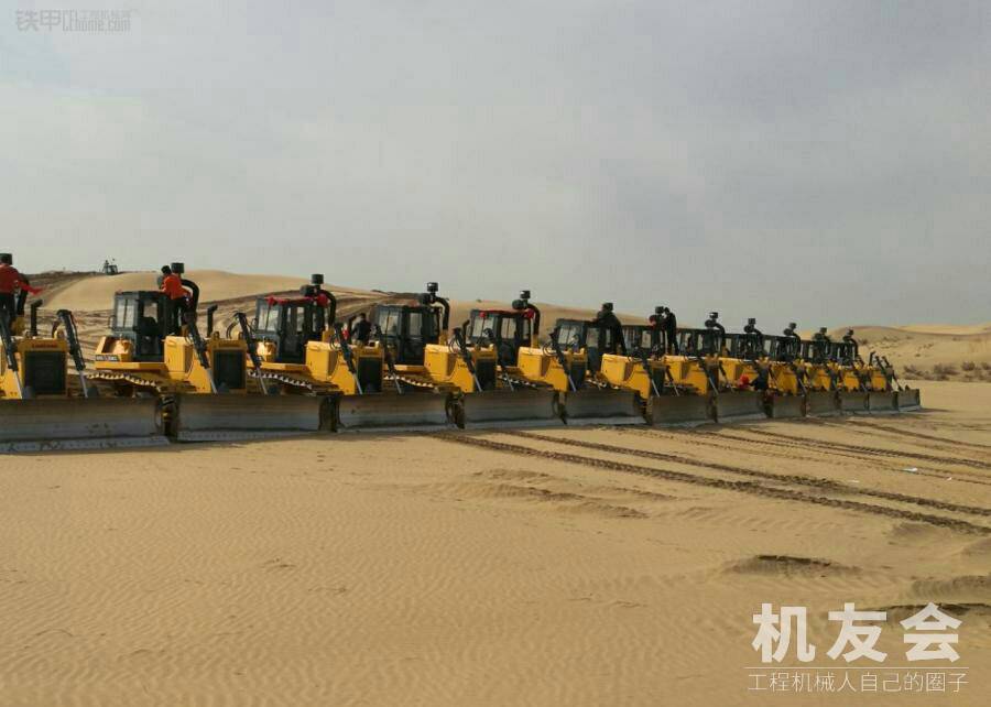 点沙成金——柳工助力中国沙漠光伏建设