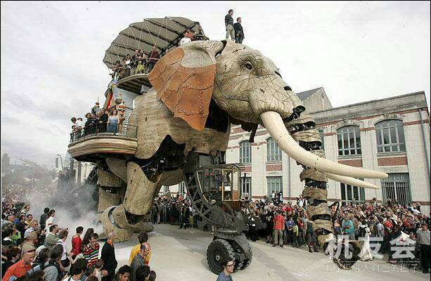 巨型的机械大象
