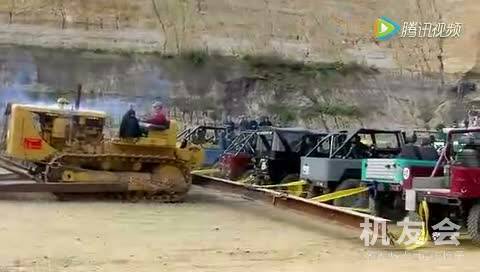 辆越野车和一台推土机玩拔河 场面超震撼