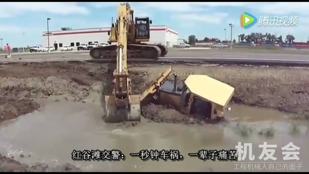 推土机遭遇陷车，司机快要崩溃了，看看挖掘机是怎么救援的！