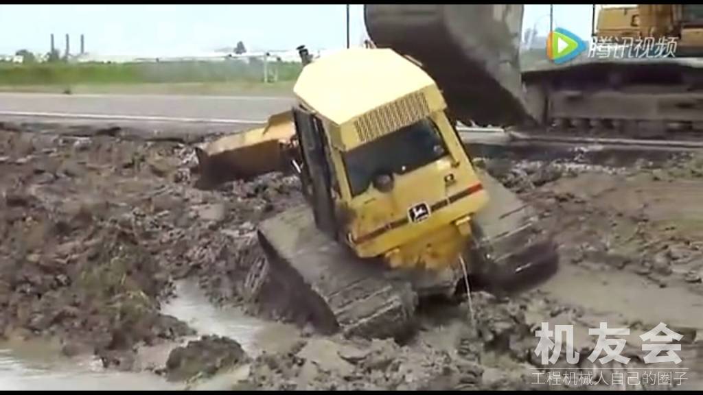 推土机遭遇陷车，司机快要崩溃了，看看挖掘机是怎么救援的！