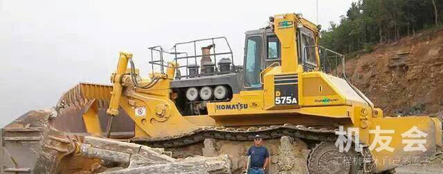 这推土机一铲能推23万公斤土石！当之无愧的陆上巨兽！