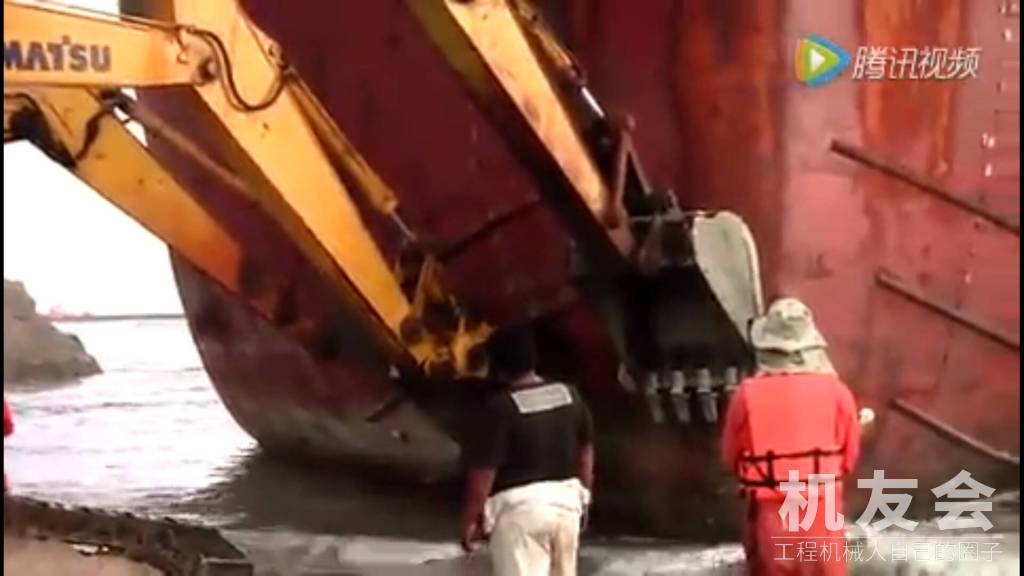 挖掘机史上最牛逼的救援，巨型油轮故障，4台挖机把它从海上拉回