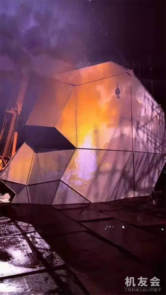 【美图预警】巨型神秘人物X-Man惊现汪峰鸟巢演唱会，15台徐工起重机才把他请来！