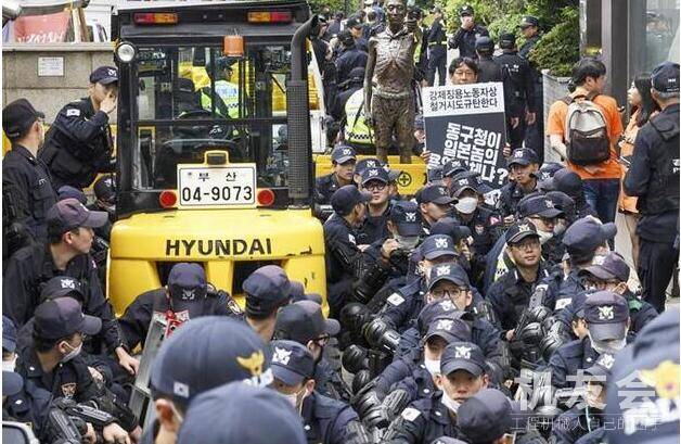 韩国釜山东区政府拟强撤日本领馆附近劳工像 挖掘机已到位