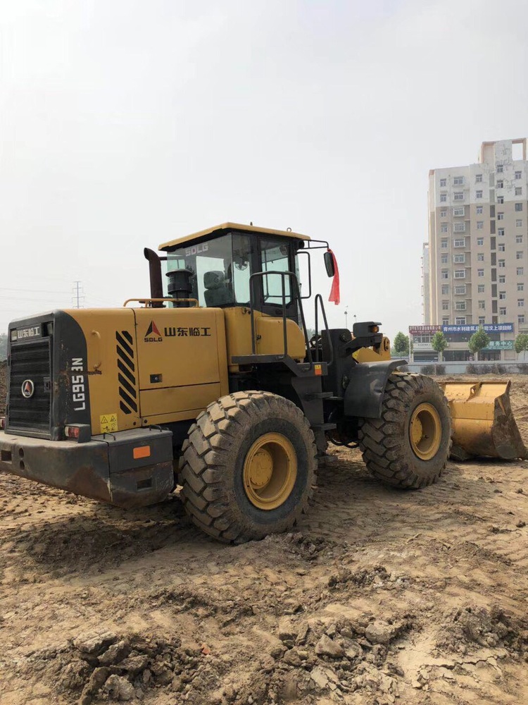 山东济宁市18万元出售山东临工5吨lg953装载机