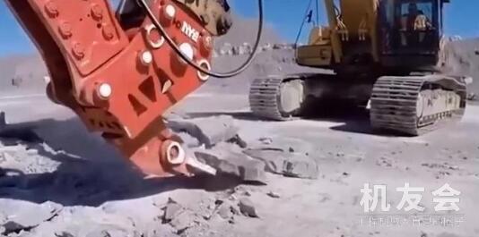 这个挖掘机厉害了！分分钟切割一块大石头，多长时间能开完一座山