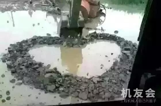 千万不要让你媳妇开挖机，大家看看这挖机还能开吗？