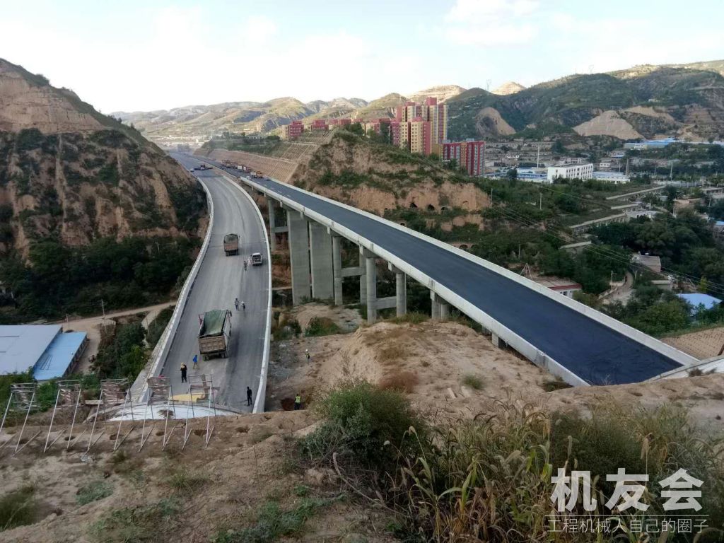徐州先锋路桥助力陕西省榆林市清涧县绥延高速项目。