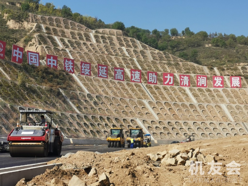 徐州先锋路桥助力陕西省榆林市清涧县绥延高速项目。