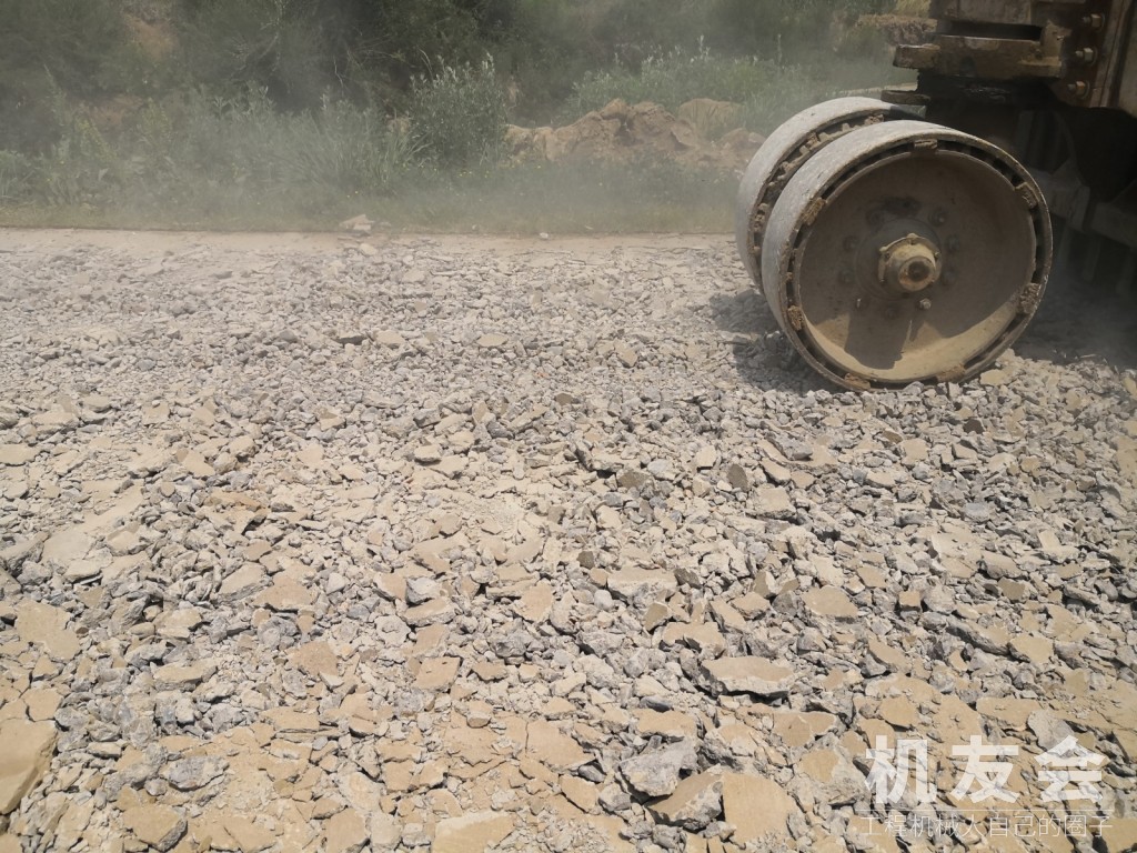 山东公路机械厂有限公司直销多锤头水泥路面破碎机 可租可售 13505345685