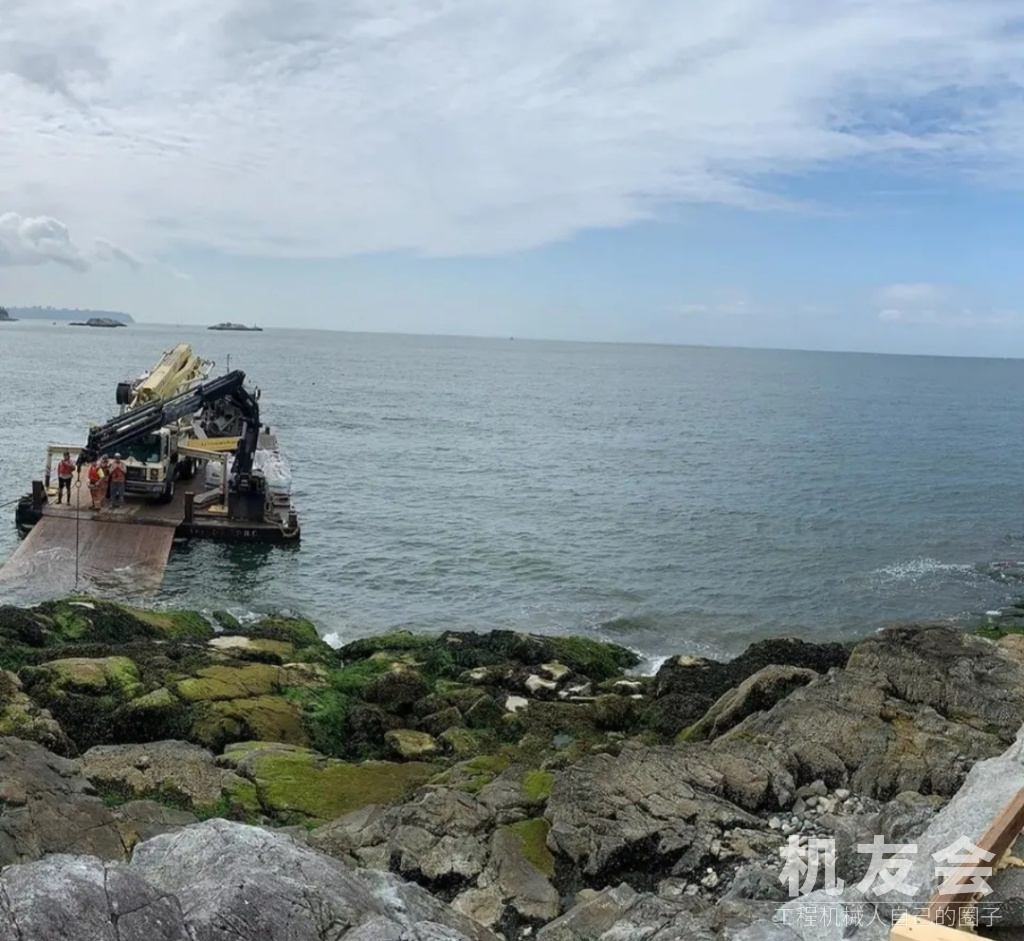 漂浮在海面上，向小岛浇筑混凝土，#泵车# 这波操作只有老司机敢做#砼行机械#