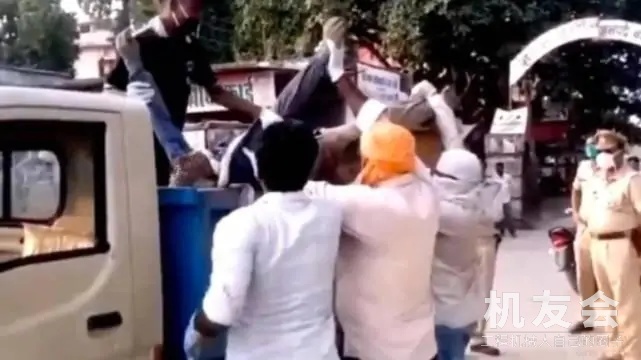 印度工作人员用挖掘机和拖拉机运送新冠死者尸体，视频曝光引众怒