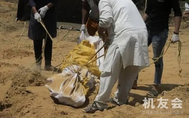印度工作人员用挖掘机和拖拉机运送新冠死者尸体，视频曝光引众怒