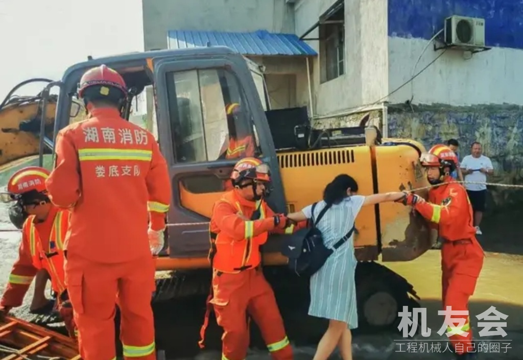 挖掘机救下14人再立一功，铁臂实力护车