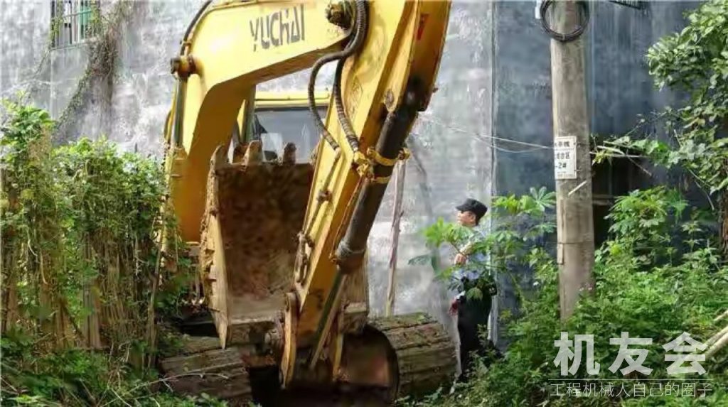 为了保护“大熊猫”，执行干警带着2台挖掘机来到清湖镇
