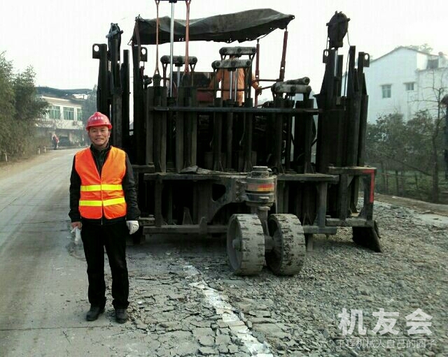 多锤头水泥路面破碎机全国租赁施工热线-13805349761.