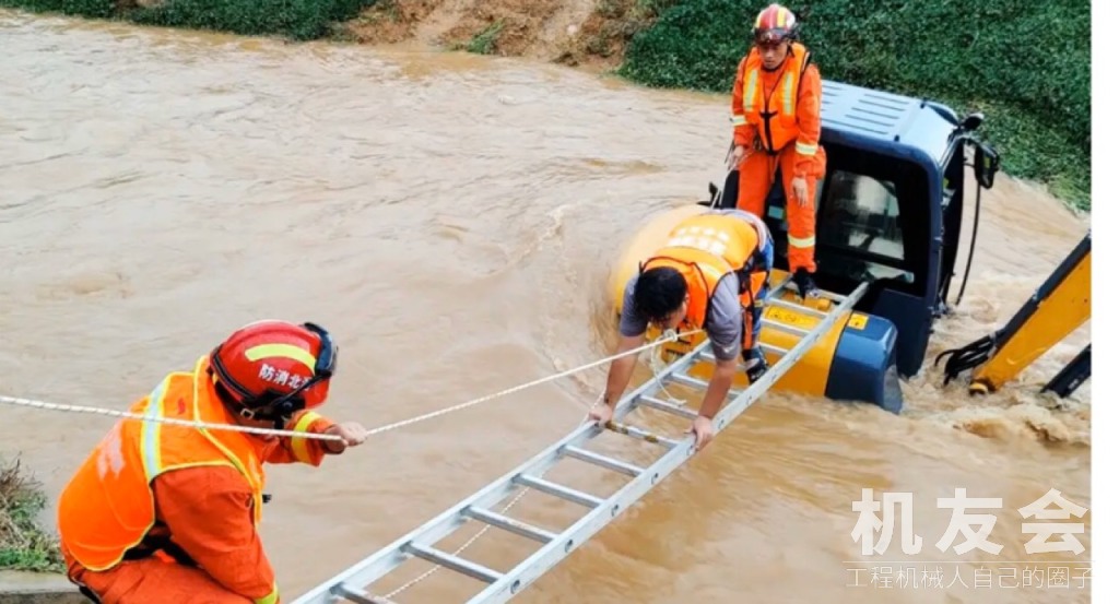 暴雨导致河道涨水挖掘机司机被困，6名消防员搭“生命之桥”紧急救人