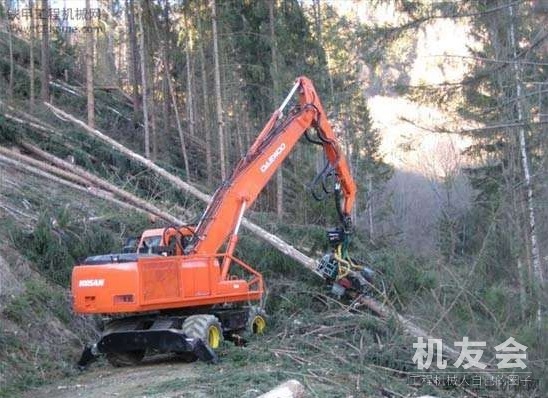 男子驾驶挖掘机推树 无意砸死老板获刑8个月！