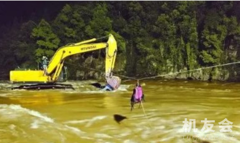 突遇河水暴涨，驾驶员蹚水去开挖掘机，结果…