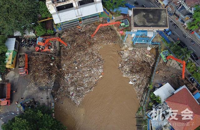 印度遭遇暴雨 工人用挖掘机“捞”垃圾