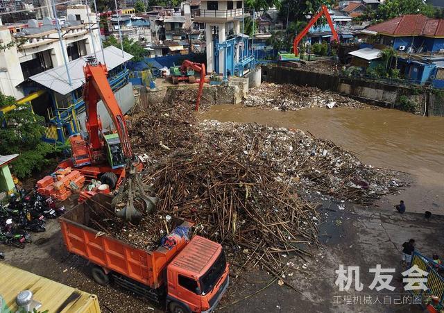 印度遭遇暴雨 工人用挖掘机“捞”垃圾