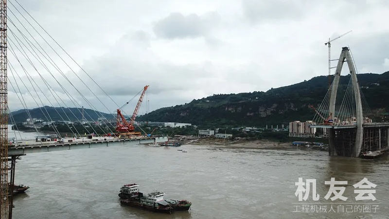 现场动图 | “鱼跃长江”造型大桥全面进入标准节段吊装