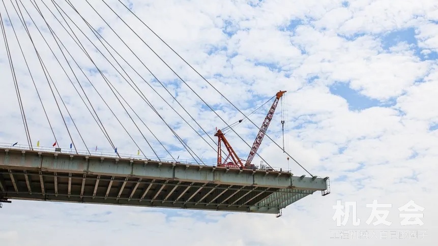 现场动图 | “鱼跃长江”造型大桥全面进入标准节段吊装