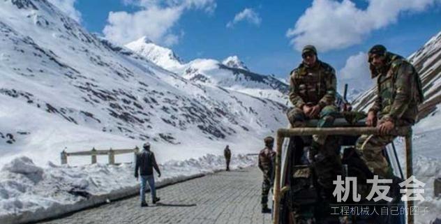 挖掘机除雪现场曝光，拉达克印军补给线瘫痪，至少3000人冻伤住院
