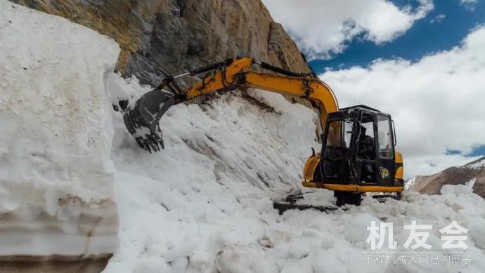 挖掘机除雪现场曝光，拉达克印军补给线瘫痪，至少3000人冻伤住院