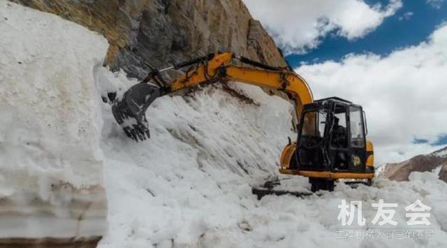 挖掘机拉达克除雪现场曝光，印军补给线瘫痪，超3000人冻伤住院