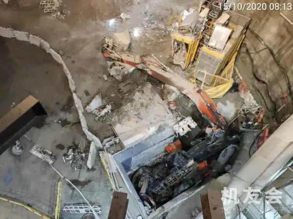 香港中九龙干线施工现场发生挖掘机坠井事故
