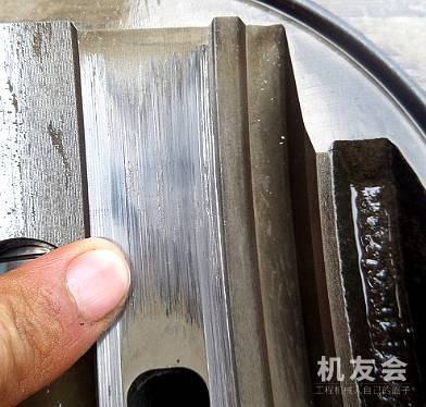 修机丨装锤工作200小时液压泵就坏掉，挖掘机到底能不能安装破碎锤？