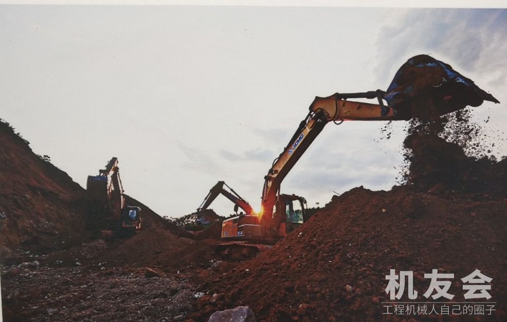 徐工挖掘机在广西养殖业基地工作