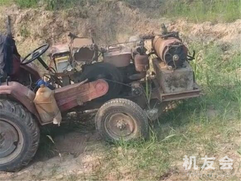 农村大哥将拖拉机重新改造，改出小型挖掘机，村民：帮我弄一台！
