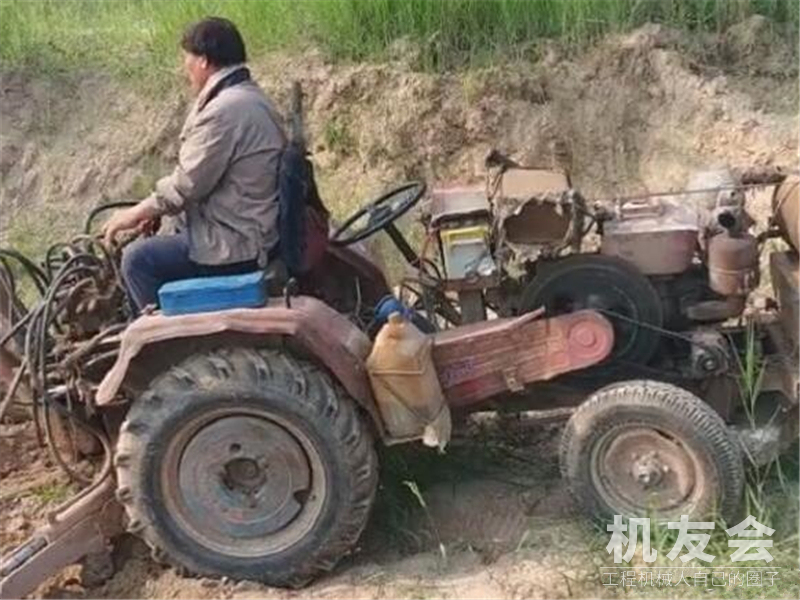 农村大哥将拖拉机重新改造，改出小型挖掘机，村民：帮我弄一台！