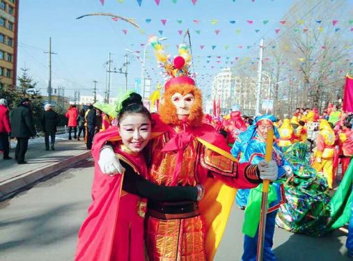 猴年抱着吉祥物的姑娘，祝你高考成功，