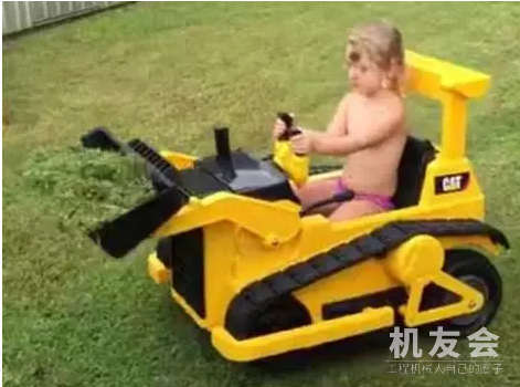 澳洲3岁女童开推土机 不去蓝翔也可以自学成才