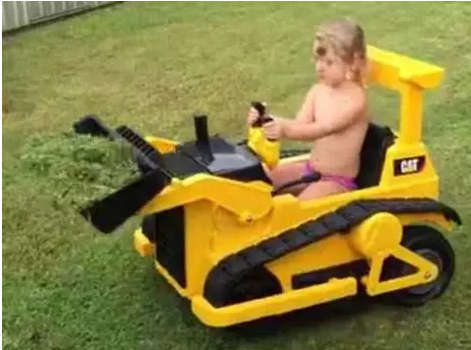 澳洲3岁女童开推土机 不去蓝翔也可以自学成才