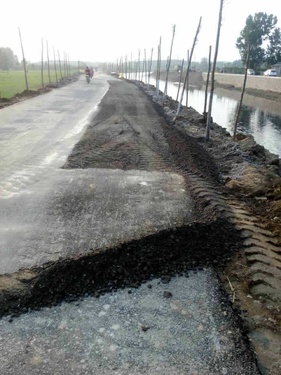 大雨把路基冲坏了[泪][泪]