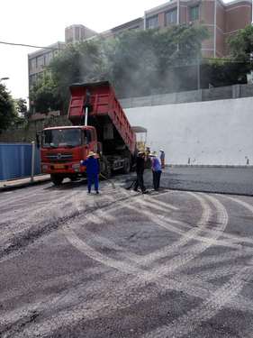 顶着烈日，冒着酷暑，挥洒汗水，对沙区井口工业园区道路改造施工