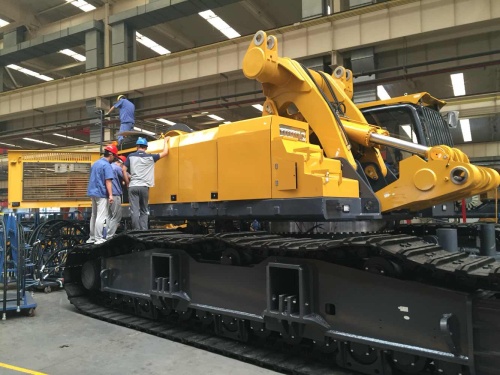 目前市场上最大旋挖钻机 车身自重180吨的徐工550装配现场