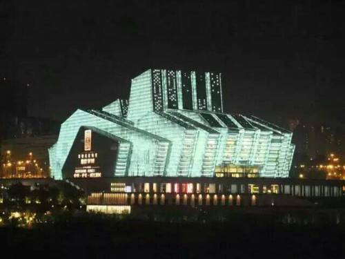 重庆大剧院和朝天门大桥.