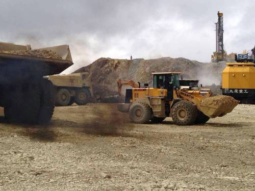 山推装载机在海拔5300米的青藏高原某大型铜矿大显身手！