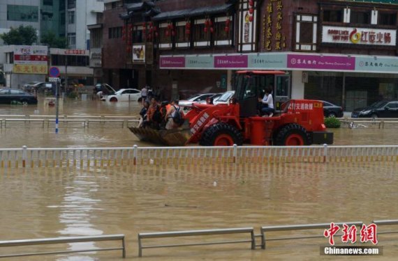 台风“鲶鱼”来袭 民众坐铲车出行