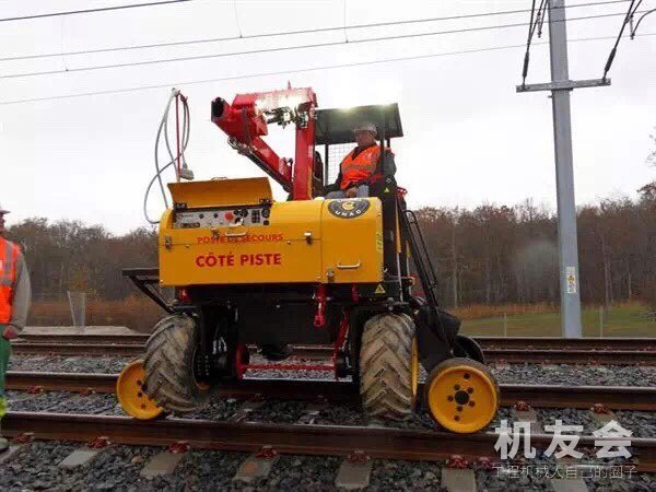 这种挖掘机，在铁路上跑的特别快！