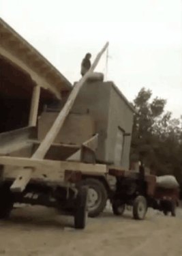 一辆拖拉机一根木头自制起重机