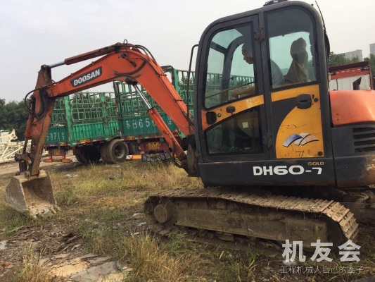 江苏苏州市出租斗山小挖DH60挖掘机