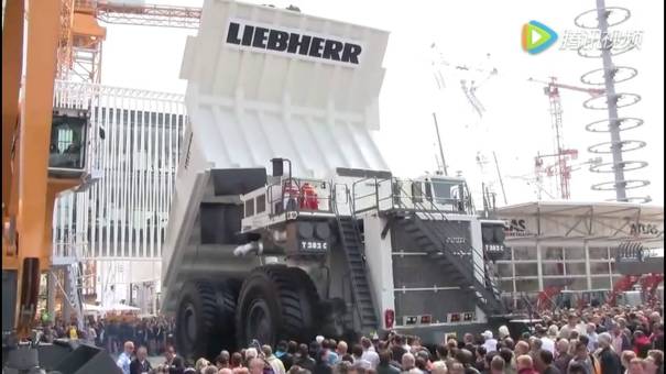 利勃海尔最大挖掘机和卡车终于一起出现了，画面太震撼，慎入！